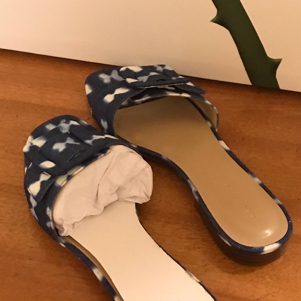 Ann Taylor flowy  knee skirt. Matching Slides.
